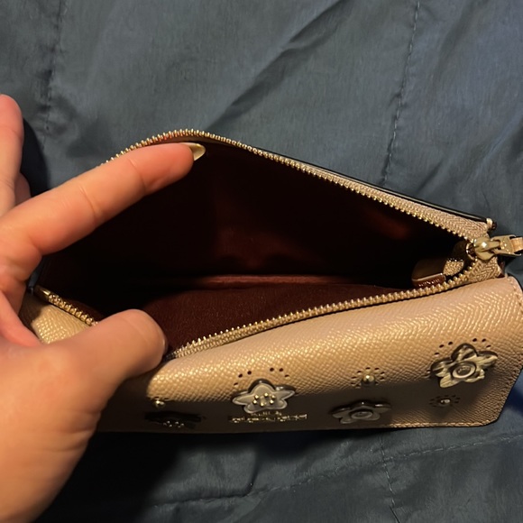 COACH FOLDOVER DAISY APPLIQUE SNAKE EMBOSSED LEATHER WRISTLET WALLET TAUPE - Picture 5 of 7